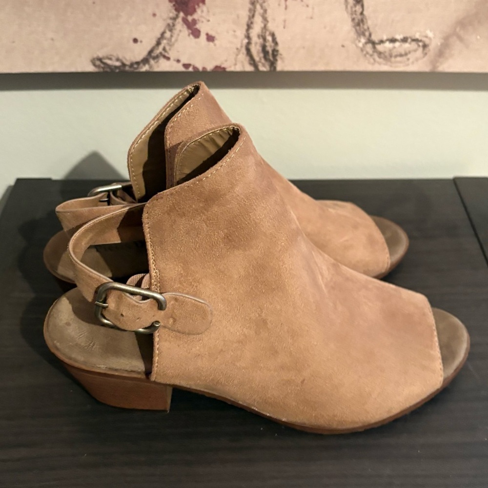 Pierre Dumas Wedge Tan Suede Buckle Heel Strap Open Toe Shoes Women’s Size 8